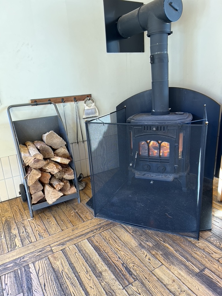 レトロブームでおしゃれな丸型ストーブで、電気代高騰や震災の備えに…