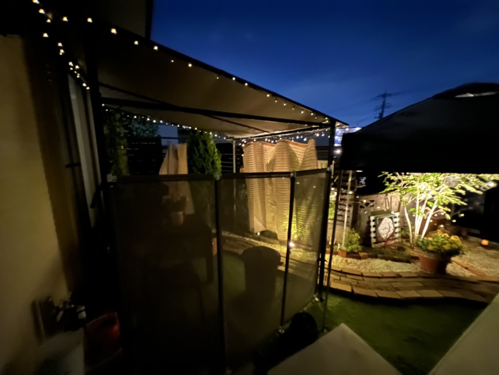 夜のガーデンリビングをライトアップ