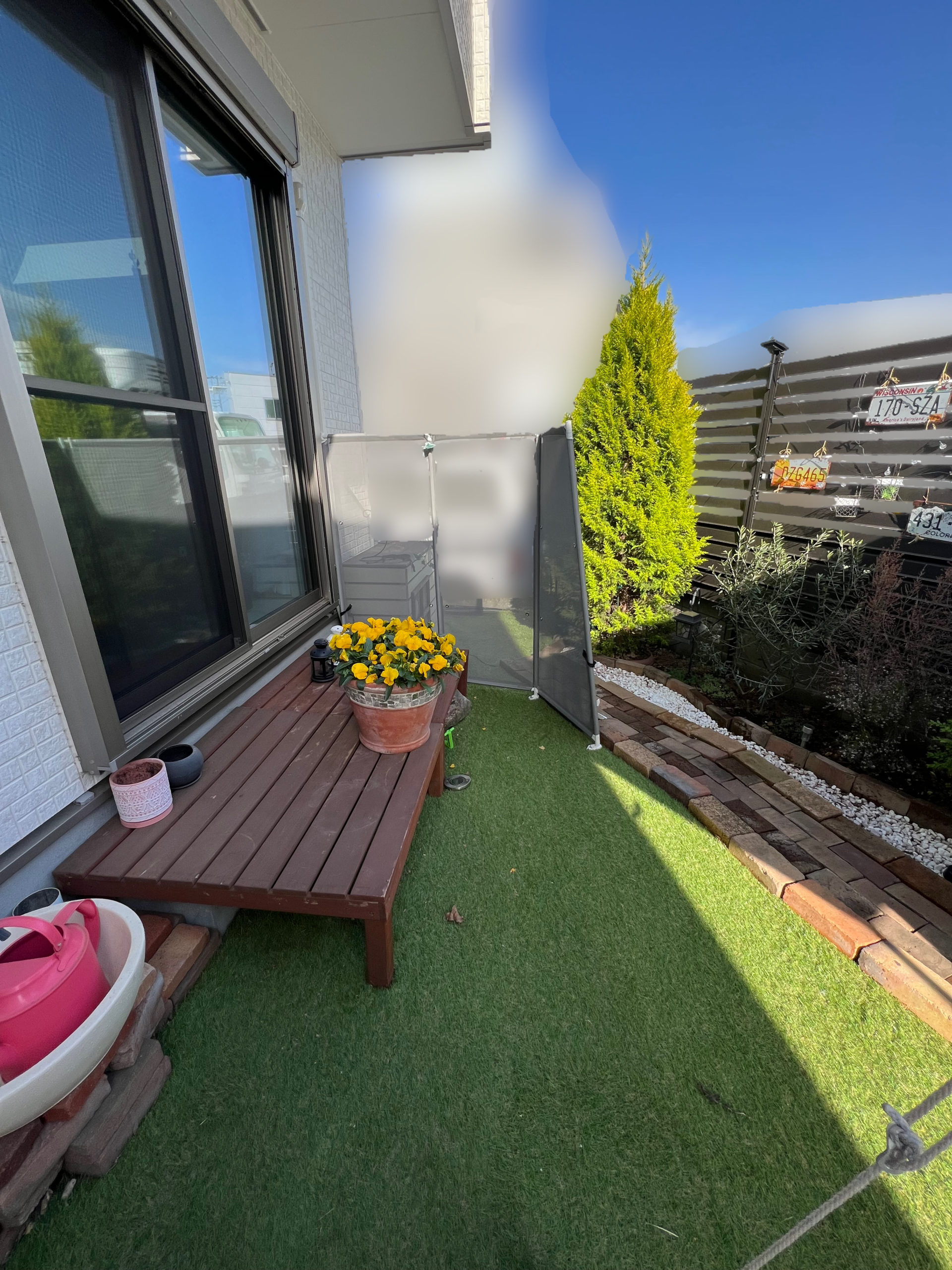 隣から丸見えの庭