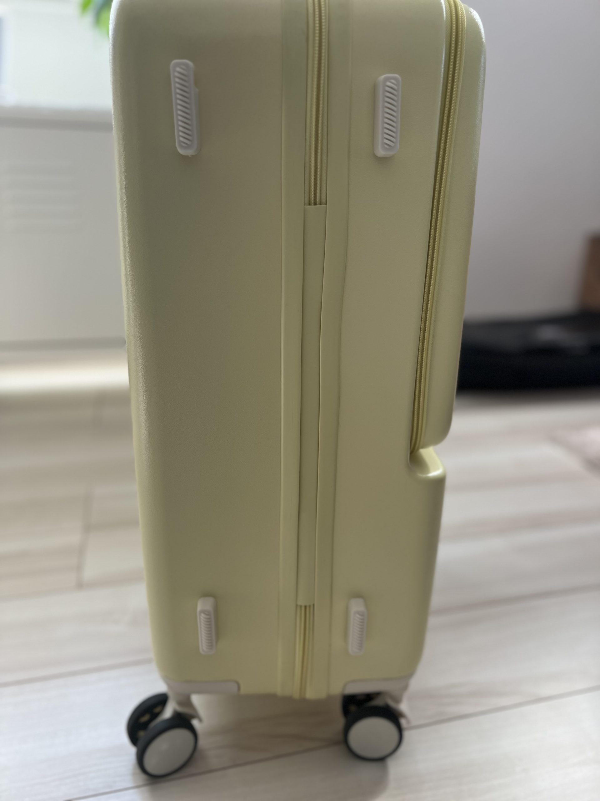 キャリーケースを横向きに置いても汚れない