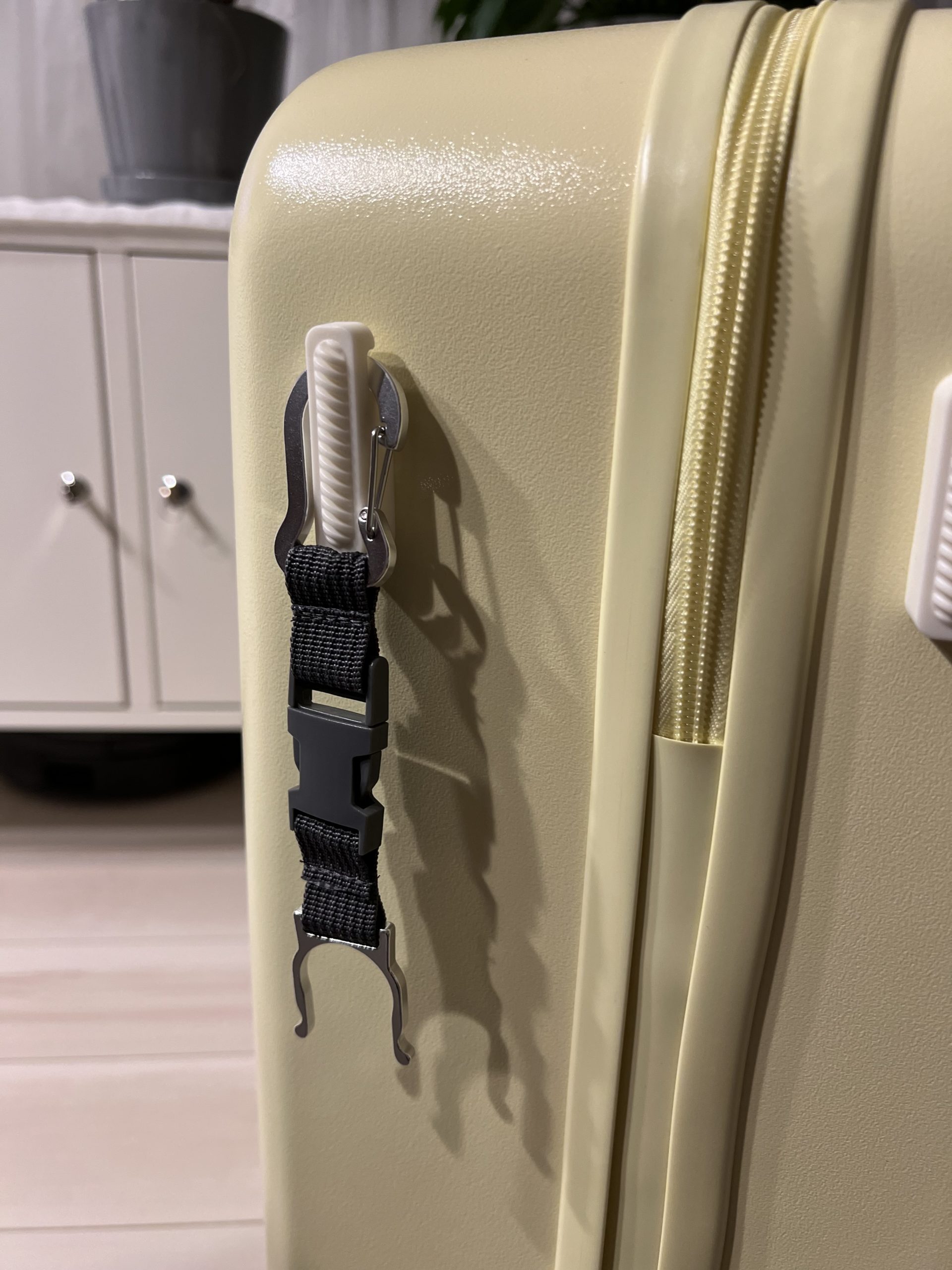 荷物掛けにペットボトルホルダー