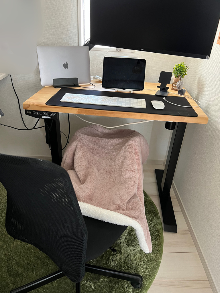 PCデスクの足元にパネルヒーター