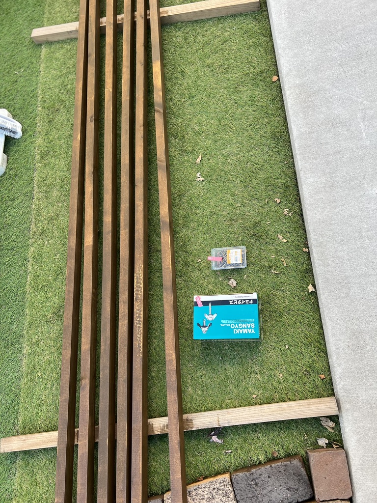 波板を取り付けるために木枠を作る