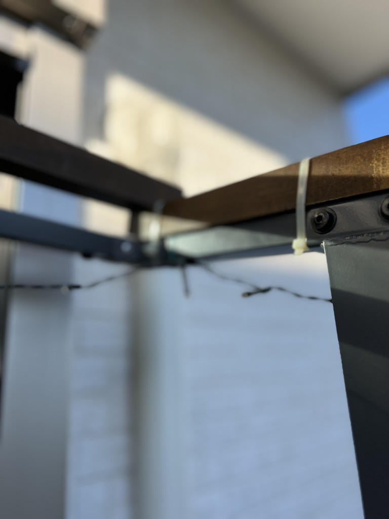 ガゼボの骨組みに木枠を結束バンドで留める